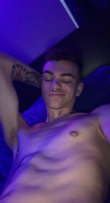 1 pic. Posting some hot videos of @GarrettxKinsley , @Jake_HardingXXX , and I tomorrow afternoon ? Subscribe