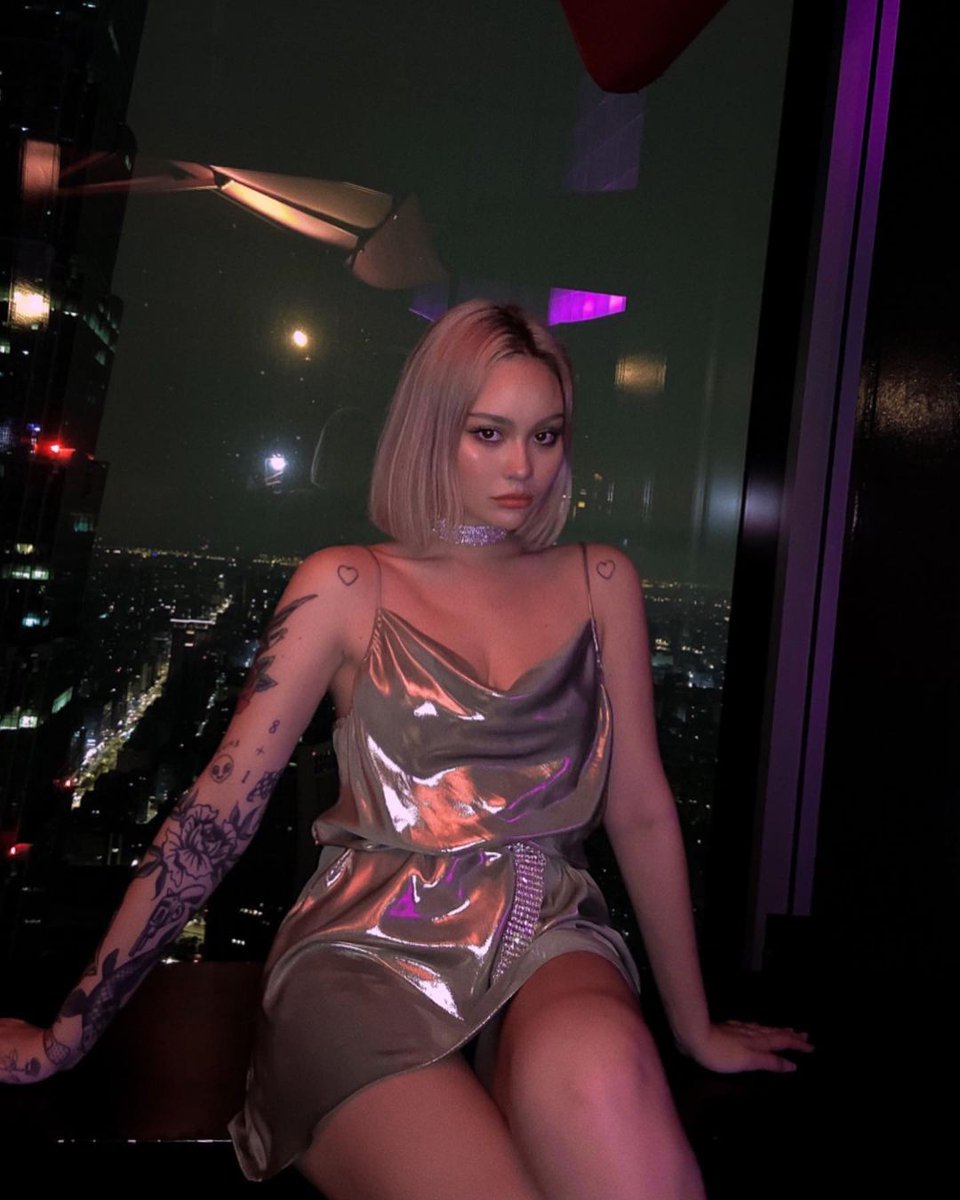 ufocxtchr's tweet photo. —Asiste a la fiesta de cumpleaños de su Abu @BeckyxG_B habiendo invitado a @mxrzB para que la acompañe durante esa noche. Llegó al club con sus padres y ahí se encontró con el joven, con quién se toma algunas fotos antes de irse a bailar.—

( #HappyBdayBecks ) https://t.co/fnglWfNnwN