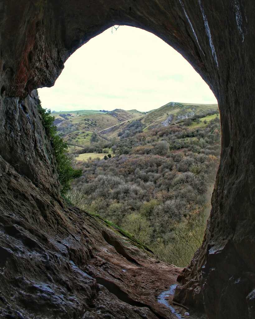 Thor's cave - Peak District - UK [3456x5184] [OC] via https://t.co/8TJyJWRTgq https://t.co/f4ZQhNNqJr