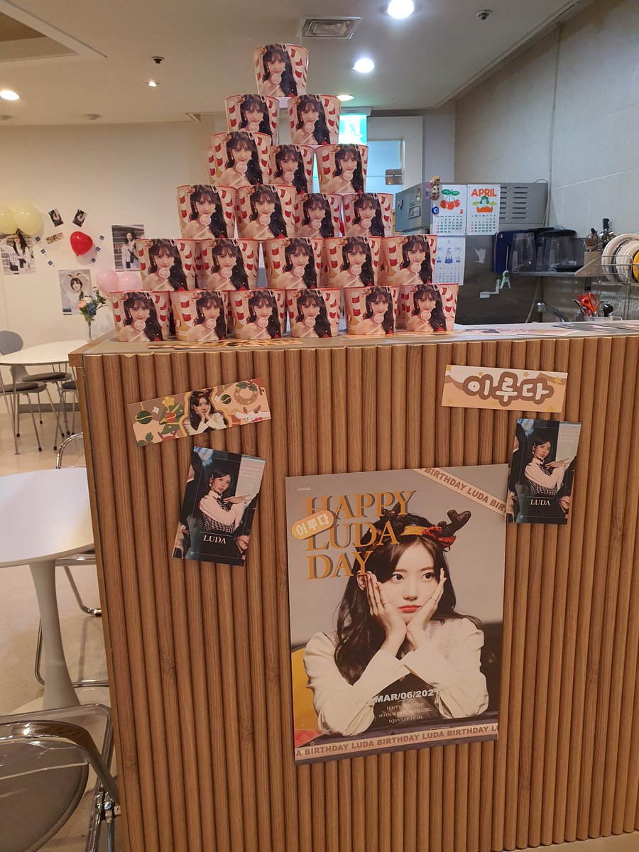 haru_94519's tweet image. 루다 컵홀더 감탄커피
처음가봤는데 쪼꼬미 루다 컵홀더 너무 귀여워요
곳곳에 루다 포스터도 예쁘고 사랑스러워요
❤🧡💛💚💙💜
#HappyLUDADay
#우주소녀 #루다 #LUDA #이루다
#생일축하해_루다야