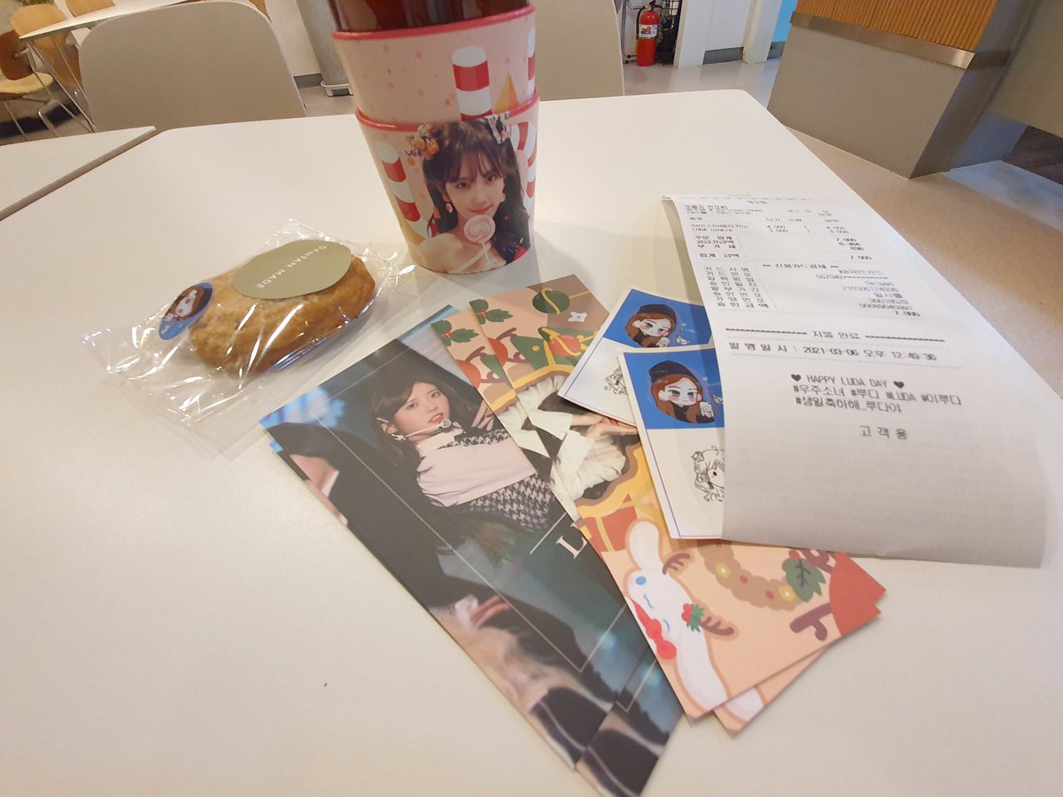 haru_94519's tweet image. 루다 컵홀더 감탄커피
처음가봤는데 쪼꼬미 루다 컵홀더 너무 귀여워요
곳곳에 루다 포스터도 예쁘고 사랑스러워요
❤🧡💛💚💙💜
#HappyLUDADay
#우주소녀 #루다 #LUDA #이루다
#생일축하해_루다야