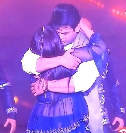 navion1990's tweet photo. Their first on stage performance was together too, this was beginning of " MY FIRST'S " how can we forget their sizzling chemistry that needed no script or choreography. https://t.co/G1MrSmCviR