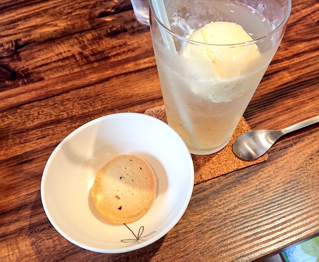 YunPanMan1's tweet image. #mojacafe

少し飲んだ後の
レモンスカッシュソーダー
アイストッピングと

#菓子工房lepus さんのクッキー
しっとりサクサクで美味しかった