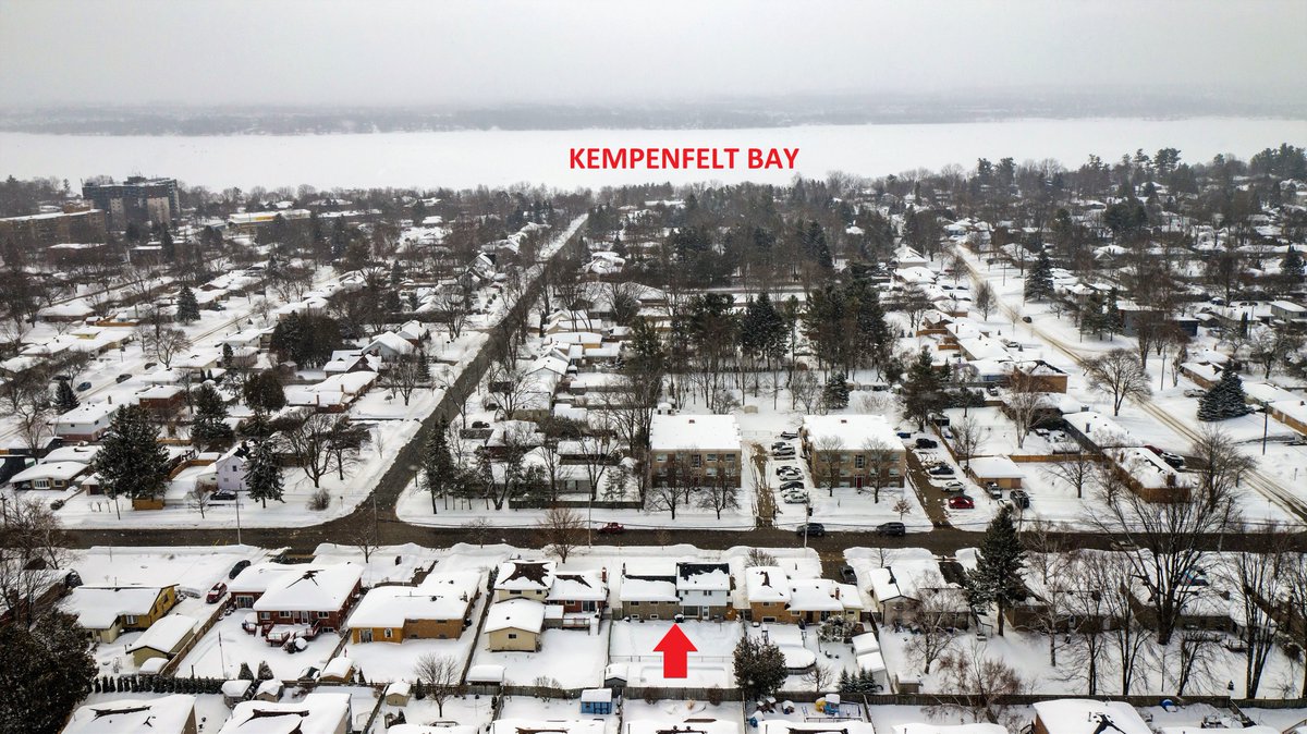 BobBellamy's tweet photo. https://t.co/WaBRKCecDH Hot New East End Listing with Inground Pool &amp; Lots of Fresh Neutral Light Gray Paint – Mere blocks from Kempenfelt Bay! $699,900 – White Kitchen Cabinets with Stainless Fridge &amp; Stove, 3 Bedroom, 1 ½ Bath, Loaded with Upgrades! MLS# 40076265 https://t.co/0o4J8sVXkY