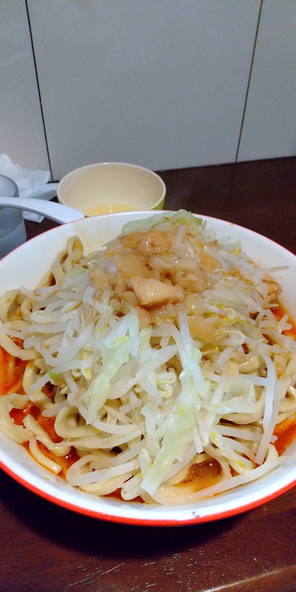 buddy_daddy's tweet photo. 久々のラーメンzenzen
辛いラーメン大 アブラカラメ
&amp;生たまご。マイルドな辛味噌という感じで、辛さはあまり感じませんでした。（最近、セブンの中本も辛くないので普通に辛いのかも）豚は繊維感強めのしっかり食感。 https://t.co/XQd9o2pT3M