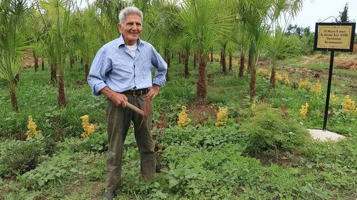 Samsun'da 83 yaşındaki emekli öğretmen Recep Öztürk, 1996'da aldığı 10 dönüm taşlık, dikenlik araziyi, 150 türde 4 binin üzerinde ağaç ve bitki bulunan 'Botanik Park'a dönüştürdü.
Bugüne kadar yaklaşık 150 bin fidan  bağışlayan Recep Öğretmen parkı devlete bağışlamayı planlıyor.