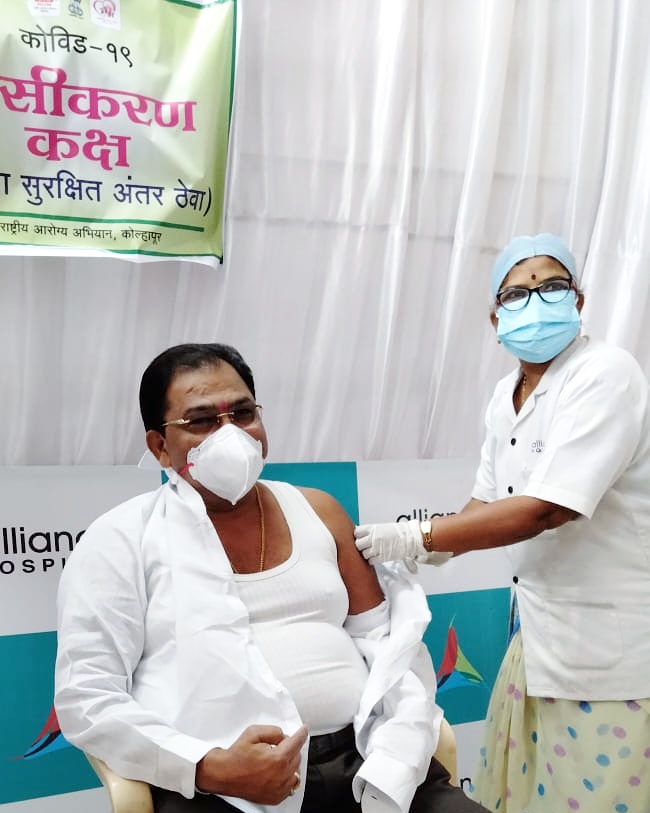 अलायन्स हॉस्पिटलमध्ये #COVID19Vaccine चा माझा पहिला डोस घेतला.

मी लस घेण्यास पात्र असलेल्या सर्वांना आवाहन करतो की आपण लस घेऊन एकत्रितपणे महाराष्ट्र आणि आपला देश लवकरात लवकर कोरोनामुक्त करूया!

#MaharashtraFightsCorona 
#IndiaFightsCorona