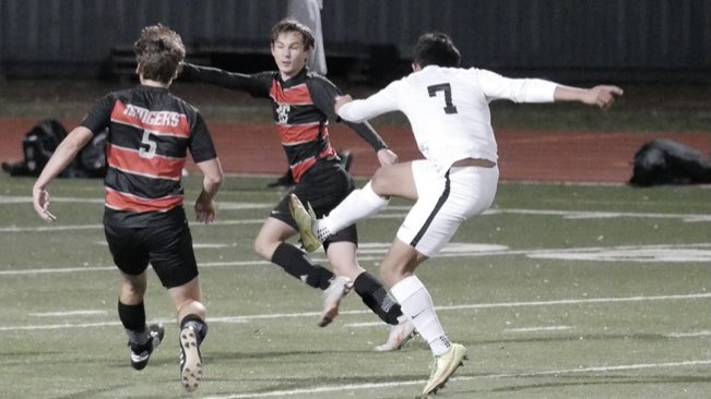 It takes a team, but this one knows how to finish them off! <a href="/ethandacaret/">Ethan Dacaret</a> nets 2 for a 2-1 win over Vista. 🙌🏻