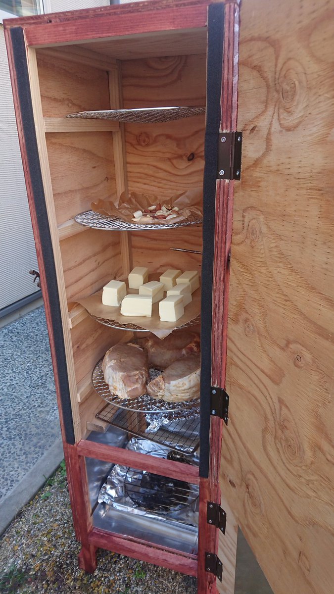 そこつもの 行き当たりばったりで燻製用の箱を自作 横幅のサイズ感を失敗してカセットコンロが微妙なんだよな 仕方なく スモークウッドでやってみてるけど温度上がらないし 電熱線のコンロならはいるのかしら 燻製 Diy 自作燻製箱