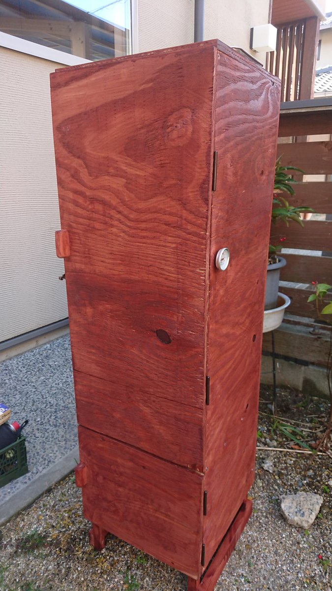 そこつもの 行き当たりばったりで燻製用の箱を自作 横幅のサイズ感を失敗してカセットコンロが微妙なんだよな 仕方なく スモークウッドでやってみてるけど温度上がらないし 電熱線のコンロならはいるのかしら 燻製 Diy 自作燻製箱