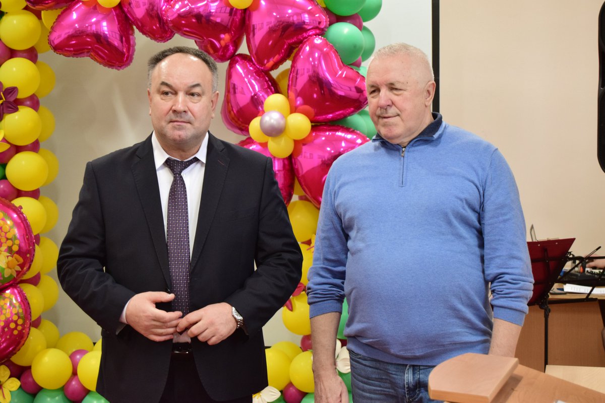 5 мая на Инзенском ДОЗе генеральный директор завода Владимир Куприянов и Глава администрации Инзенского района Александр Макаров поздравили тружениц предприятия с Международным женским днем. А пяти сотрудницам были вручены Почетные грамоты администрации Инзенского района.