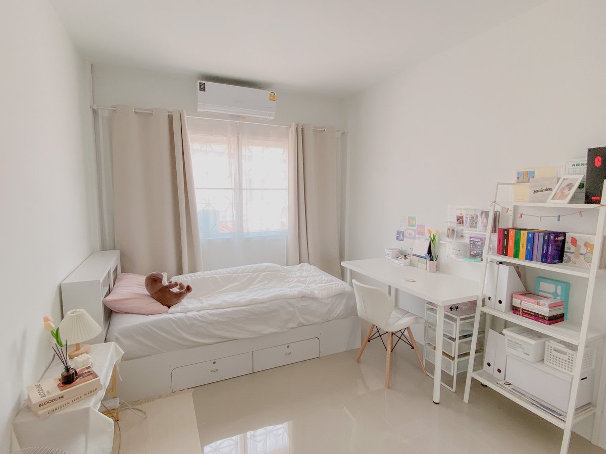 กำแพงตรงปลายเตียง = รอซื้อโปรเจคเตอร์มาฉาย