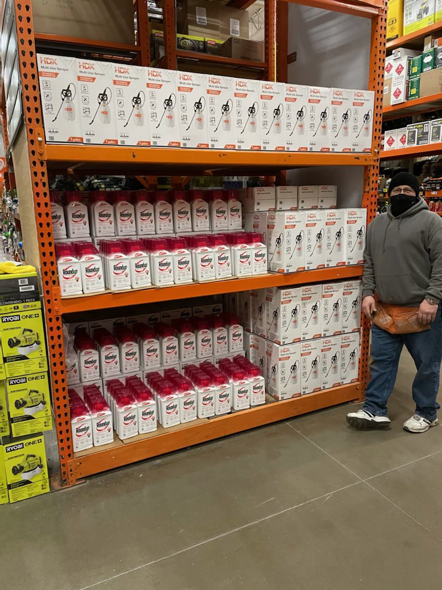 tjj851's tweet photo. Ds Jeff Zook knocking out an end cap for the weekend. Great job Zook! @HalesJeremy @jillbarnes201 @peerbux_adam @SpecialtyStacy https://t.co/NmpiLrgDlk