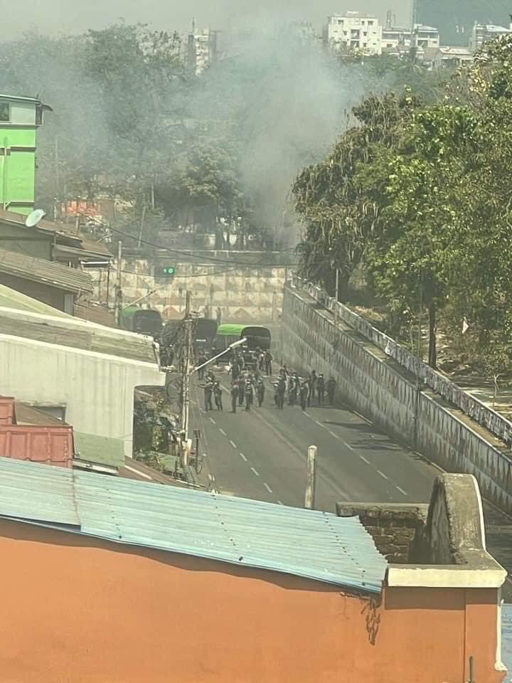 Happening now in Varkhayar ,Sanchaung,Yangon 🚨 
#WhatsHappeningInMyanmar 
#Mar6Coup