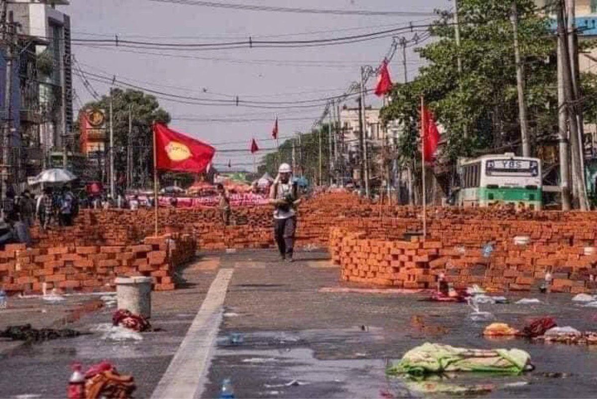 thetwaiblog's tweet photo. Civilians in Myanmar need this many barricades so that they don't get shot easily for peaceful assembly protest. 

#WhatsHappeningInMyanmar
#WeSupportFederalArmy
#StopShootingCivilians https://t.co/x0CeCDsEKO