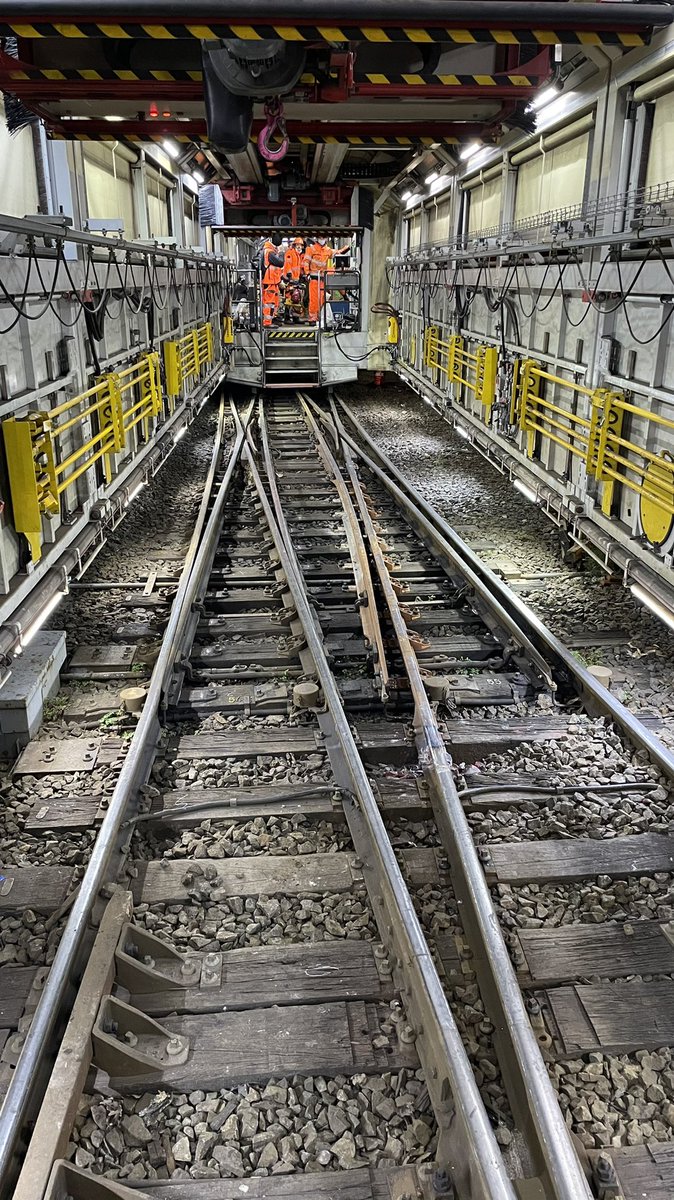 AntoinePrt's tweet photo. L’expérimentation du #TrainROBEL @SNCFReseau démarre sur l’Infrapôle Aquitaine.
Avec le remplacement d’un 1/2 aiguillage en gare de @VilleDeBayonne ! Une première !!
🚧🚦
#Innovation
#MaintenanceEtTravaux https://t.co/gjvB6hgLVA