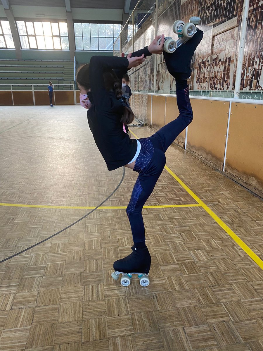 partisticg's tweet photo. Seguim rodant!! 🛼🛼🛼 #patinatgegranollers #rollerskating #rollerskates https://t.co/OVWpQ19YWc