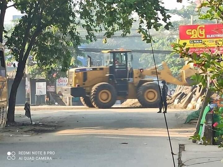 Happening now in Yangon; Armed forces clear barricades of sit- in protests against dictatorship by using bulldozers in Shwe pyi thar township on Mar 6. 

IMPLEMENT R2P

#Mar6Coup
#WhatsHappeningInMyanmar