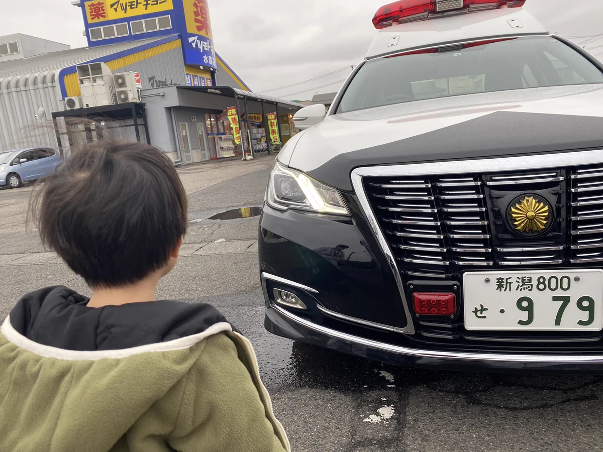 当て逃げされて警察呼んだらまさかの展開に！息子さんがパトカーに乗せてもらっている姿がほっこりすると話題に！！