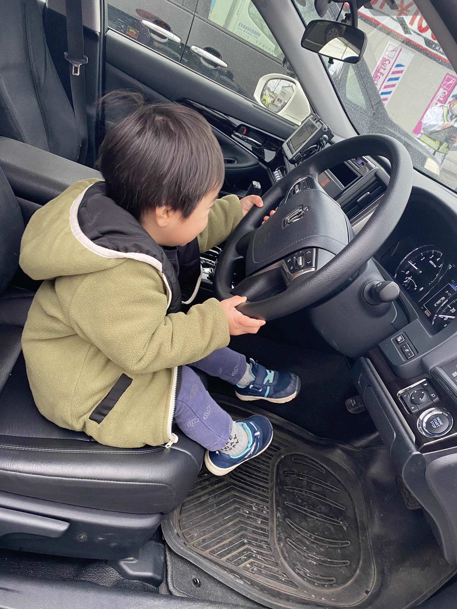当て逃げされて警察呼んだらまさかの展開に！息子さんがパトカーに乗せてもらっている姿がほっこりすると話題に！！