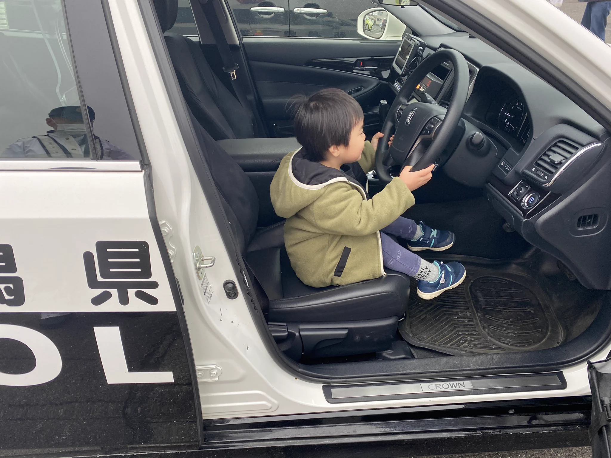 当て逃げされて警察呼んだらまさかの展開に！息子さんがパトカーに乗せてもらっている姿がほっこりすると話題に！！