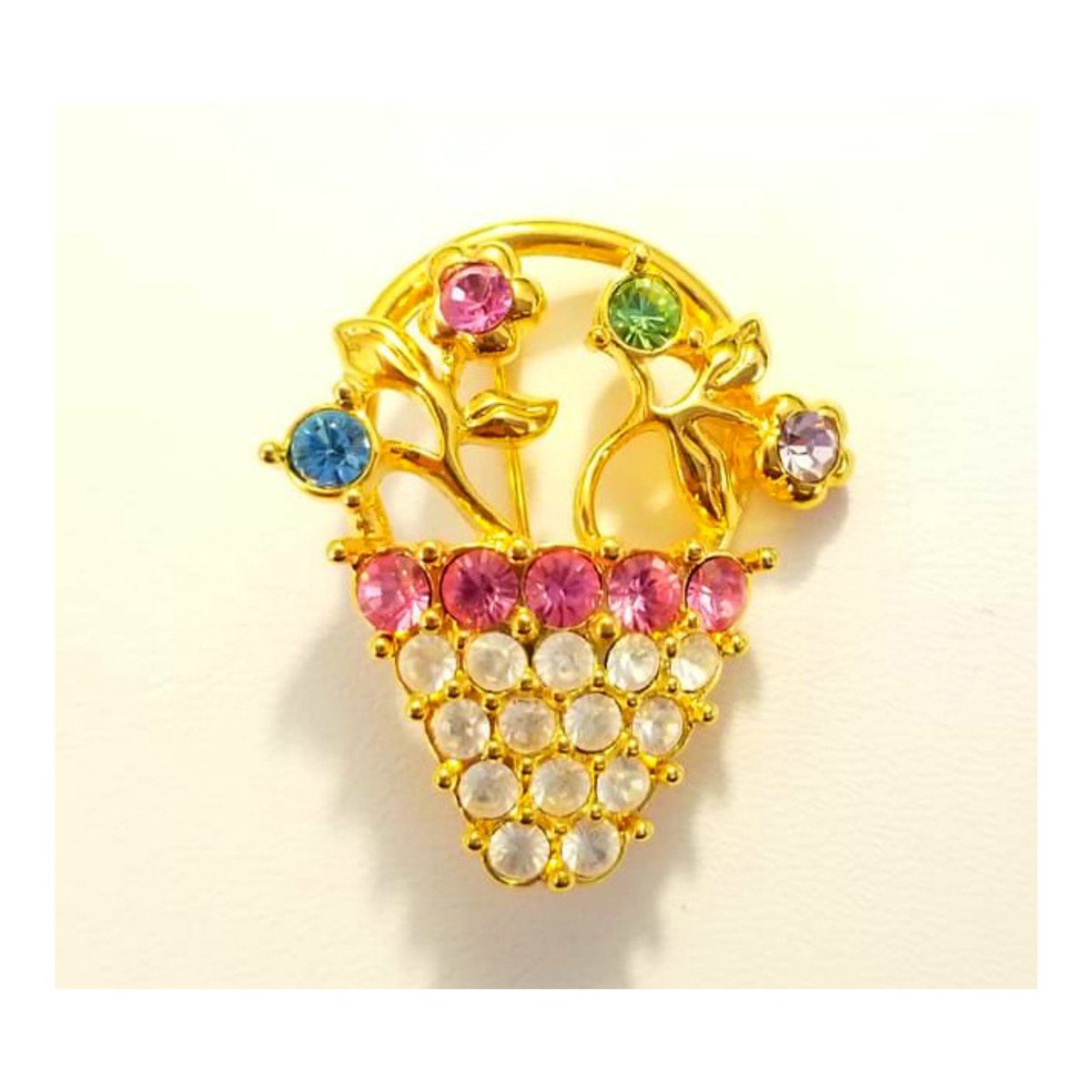 JunkYardBlonde's tweet photo. Vintage Gold Tone Crystal Flowers in a Basket Brooch by Monet https://t.co/5EPhP05Bq3 #Gotvintage #JunkYardBlonde #Etsysellsvintage #EasterBrooch https://t.co/mhArDot1RS