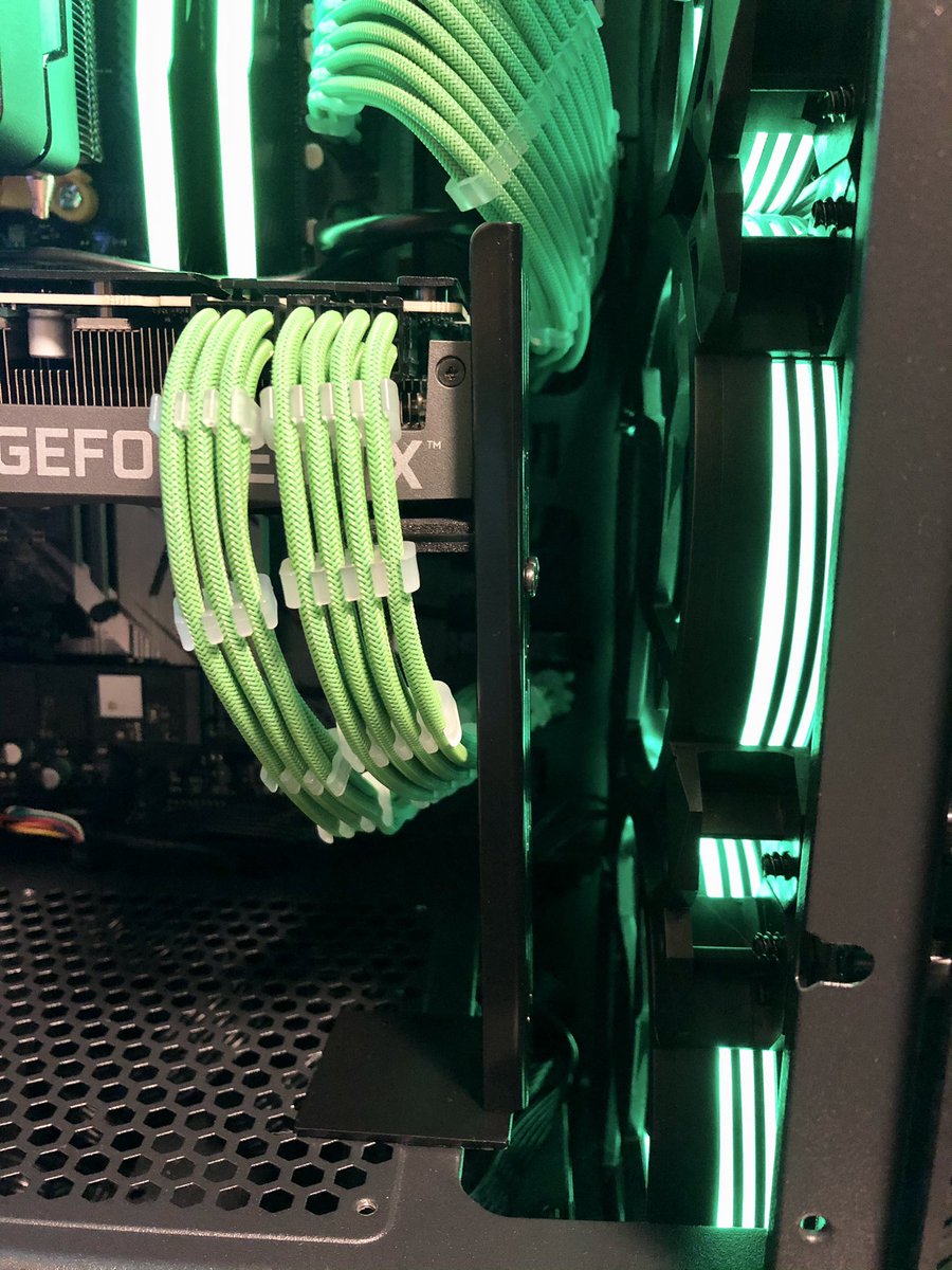 d_style_d3's tweet image. 取り付け完了！！
配線スペースなくて、スリーブ交換は大変だった💧
長尾製作所さんのステイはがっちり支えてくれてて、取り付けも簡単でした！
#スリーブケーブル
#長尾製作所
#VGAサポートステイ
#ゲーミングPC