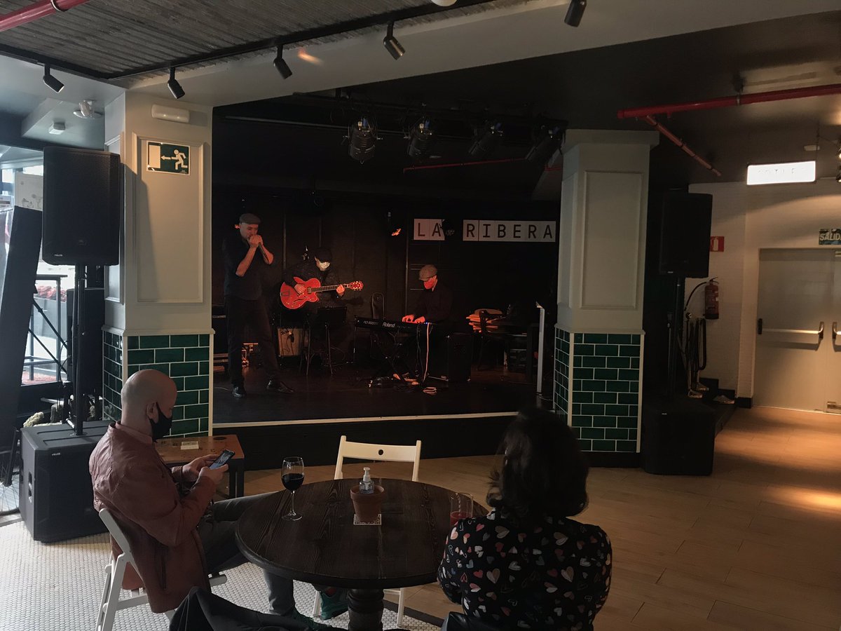 LaRiberaBilbao's tweet photo. 🔥💥🚀 ¡Qué bien lo estamos pasando en #LaRiberaBilbao con @lasalvebilbao e Israel Santamaría Trío!
🍺🎶👉 Recuerda que hasta las 14:00 podrás disfrutar de la #CATAMUSICAL con una tabla de 4 zuritos diferentes de cerveza #LaSalve, por tan solo 4€, con la mejor música en directo. https://t.co/LFl2LruC9A