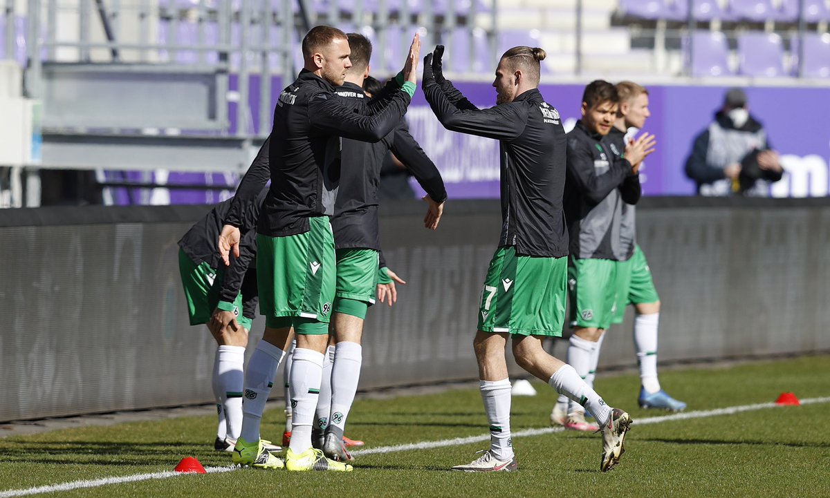 Hannover96's tweet photo. In wenigen Minuten geht’s los - verfolgt ab sofort das Rote Radio zu #AUEH96 im #96LIVE-Bereich unserer neuen #App! 🎙

Zur iOS-Version: 👉 https://t.co/Dybdq1zRJo…  
Zur Android-Version: 👉 https://t.co/s4aooPcvT5…

#H96 #NiemalsAllein ⚫️⚪️💚 https://t.co/PH4wTKniH0
