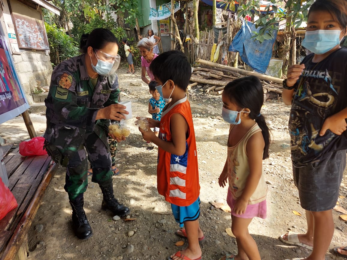 Duenas_MPS's tweet photo. Conducted barangay visitation, feeding and giving of facemasks to the children in barangay Batuan. This is in relation to the National Women's Month Celebration  with the Theme: Juana, Laban sa Pandemya! Kaya. https://t.co/yEcqQnCqwc