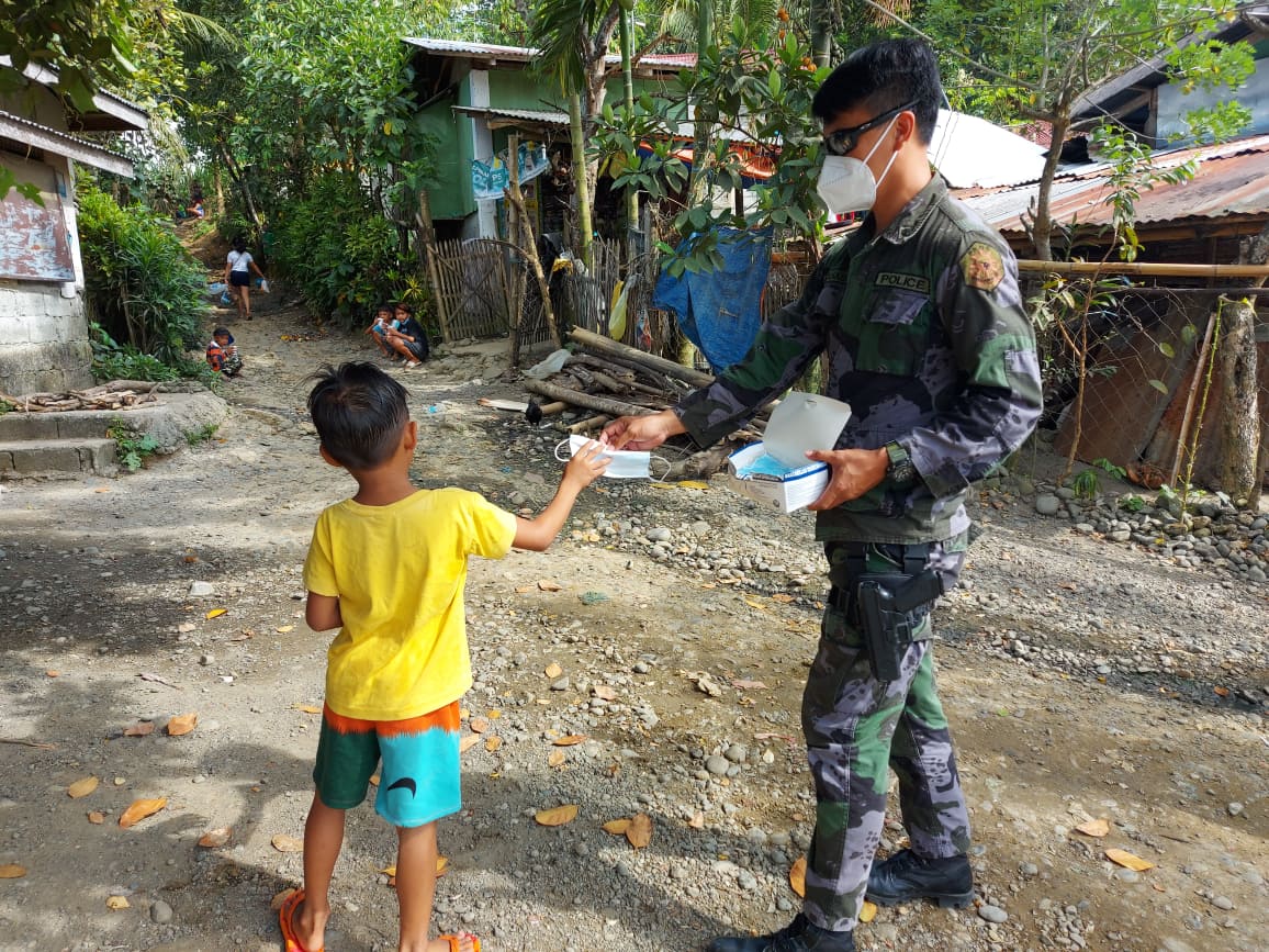 Duenas_MPS's tweet photo. Conducted barangay visitation, feeding and giving of facemasks to the children in barangay Batuan. This is in relation to the National Women's Month Celebration  with the Theme: Juana, Laban sa Pandemya! Kaya. https://t.co/yEcqQnCqwc