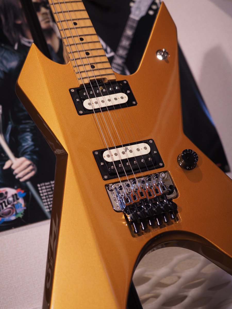 Hard69_TomoTomo's tweet image. My New Gear
Killer KG-Exploder Vintage Gold

人生初の変形ギターなり🎸

ふはははー
スゴイぞー
かっこいいぞー！！
#KillerGuitars #Exploder