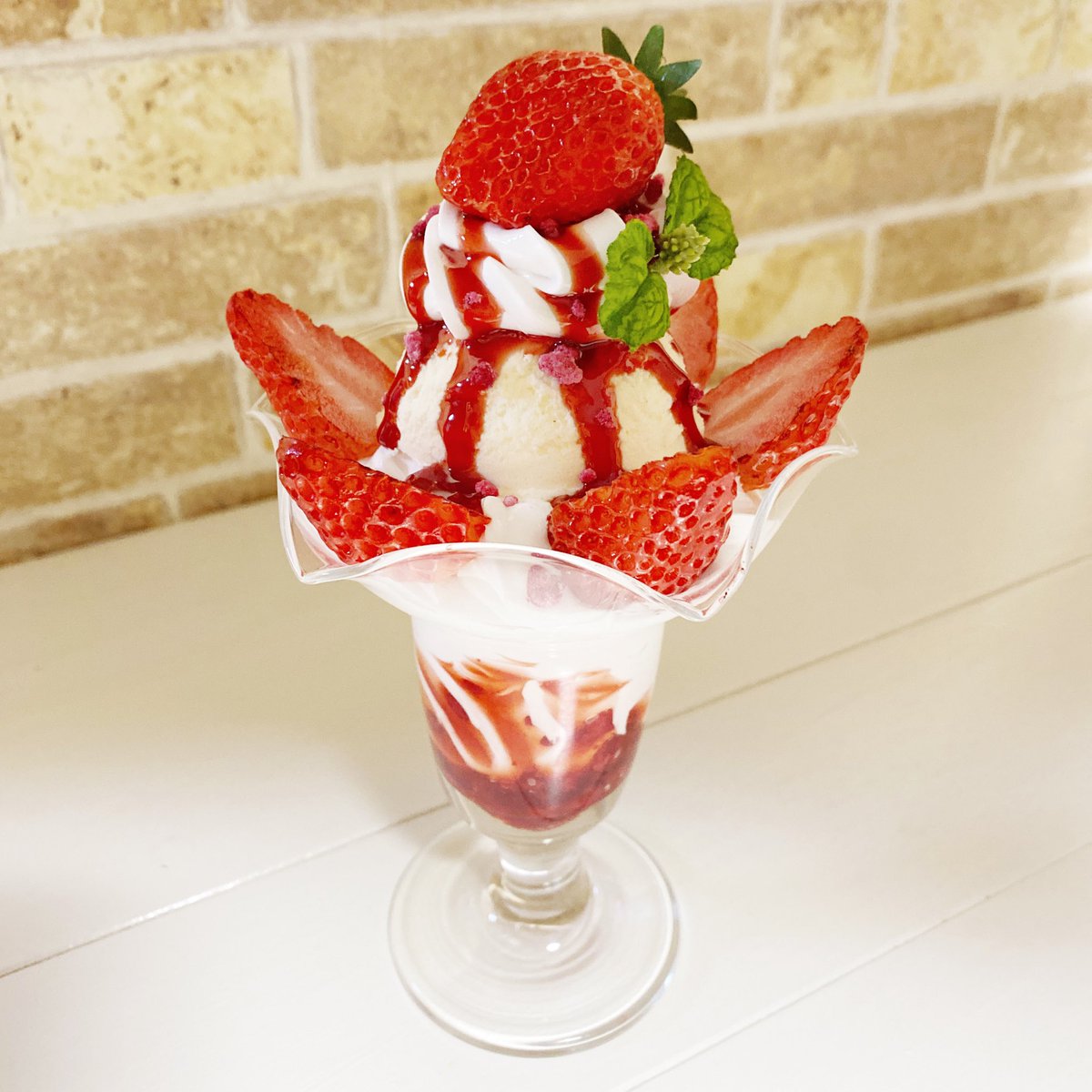 fakefoodcooking's tweet photo. 埼玉食品サンプル教室
先日の苺パーツは大好きな作家さん❤️MARCLさんに「いちごパフェ」作っていただきました☺️
#fakefoodcooking
#MARCL #いちごパフェ
#フェイクスイーツ #食品サンプル
#作家 #パフェ #苺 #strawberry
#fakefood #ディスプレイ #埼玉県
#食品サンプル教室
#クリーム #スイーツ https://t.co/0wE22b40lT