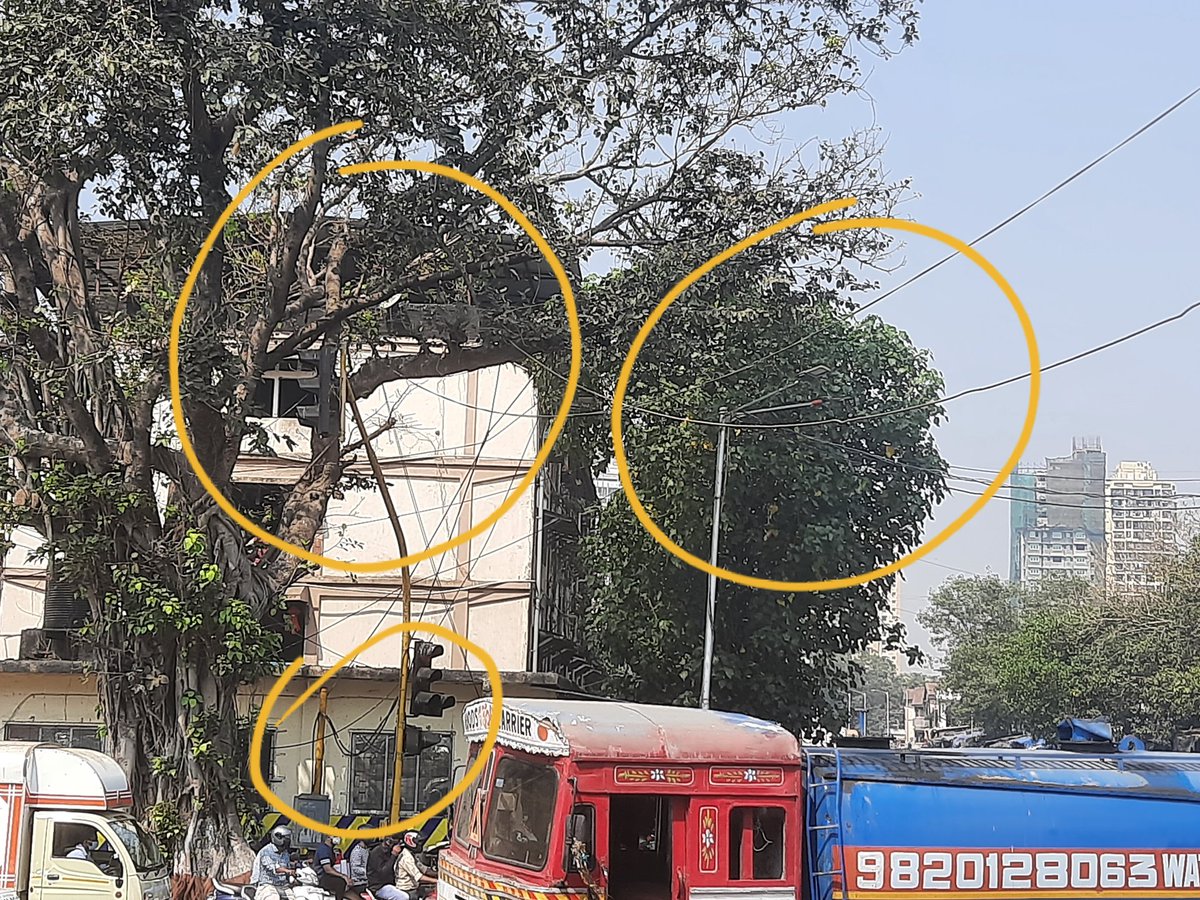 MumbadeviPraja's tweet photo. @myBESTElectric Request you to pls organise the hanging wires fall on the busiest #SVPRd & also on #PydhuniTrafficDivision itself, this endangers first the Life of #PoliceTeam & Motorist.
Add - #PydhuniTraffic Division, Over the Tree beside & Signal Pole.
@mybmc @Pravinpadwalips https://t.co/WrcaMt2CX3