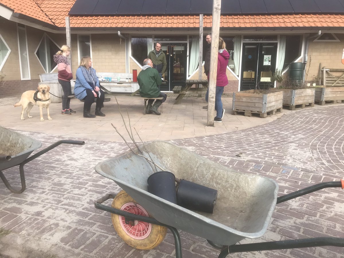 Gratis walnootboompjes uitdelen in Zuid maar vooral aandacht vragen voor een groener en duurzamer #zwollezuid 🌳🌲! Zijn er mensen die willen meedenken in Zuid? Laat het me weten. <a href="/GroeneZuiden/">Het Groene Zuiden</a>
