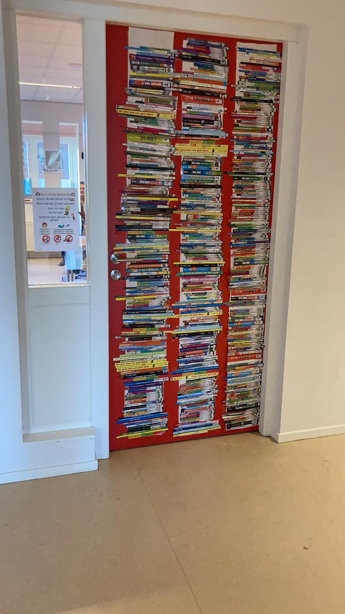 snakese's tweet photo. @DyslexieExpress @MaritaEskes Dan kan jouw klas ook zo'n deur maken! Elk gelezen boek staat op de deur! https://t.co/NLvTteF0uN