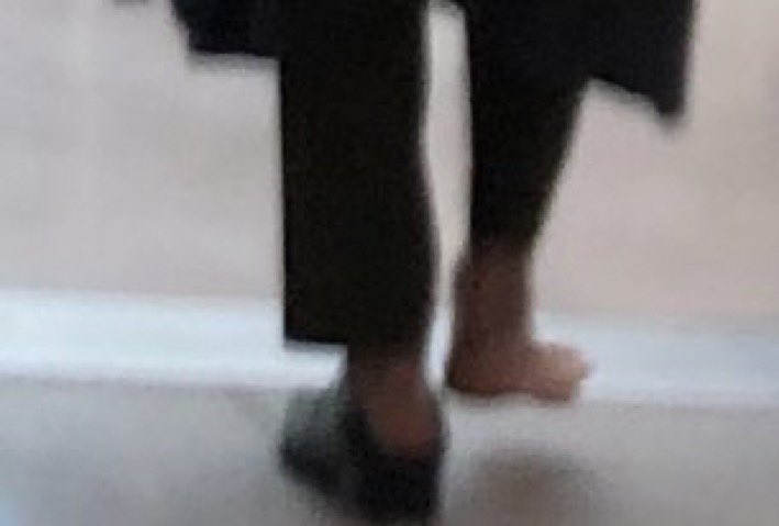 รู้ว่าน้องแทฮยองไม่ชอบใส่รองเท้า แต่555555555 ฮื่อ น้องไปใส่ก่อนมั้ยคะ5555555