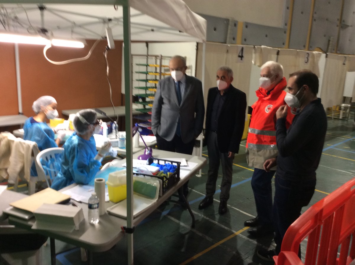 Prefet30's tweet photo. [#COVID-19 Accélération de la campagne de vaccination dans le Gard les 6 et 7 mars]Ce matin, Didier Lauga, préfet du Gard, est allé saluer les personnels de deux centres de vaccination celui de Nîmes Costières et le centre "éphémère"de Milhaud . Infos sur https://t.co/NhpFza4wlI https://t.co/SsrDW3YNoj
