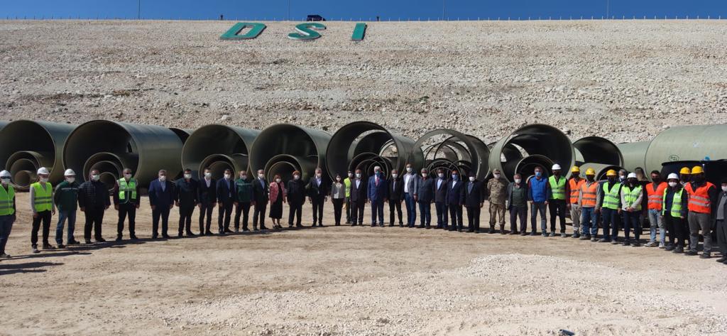 Açılışını Cumhurbaşkanımızın yaptığı Gaziantep ve KİLİS illerinde 80.000 dekar alanı sulayacak Doğanpınar Barajını Gaziantep Valimiz Davut GÜL ve Gaziantep Büyükşehir Belediye Başkanımız Fatma ŞAHİN  ziyaret etti. Bölge Müdürümüz Sadullah SEVEN çalışmalar hakkında bilgiler verdi.