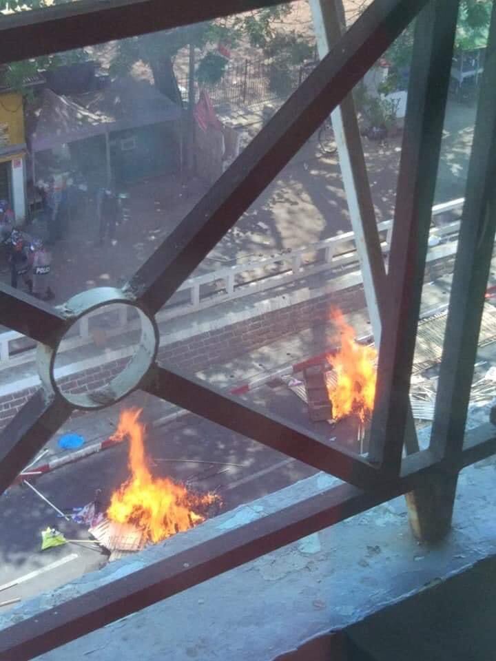 Police setting the blockades on fire in KyiMyinDaing Tsp, Yangon today. And then on 8pm news, they’ll accuse the protestors for burning things down and destroying the city. <a href="/freya_cole/">Freya Cole</a> <a href="/RapporteurUn/">UN Special Rapporteur Tom Andrews</a> <a href="/SchranerBurgen1/">Christine Schraner Burgener</a> <a href="/KenRoth/">Kenneth Roth</a> <a href="/TostevinM/">Matthew Tostevin</a> 

#WhatsHappeningInMyanmar
#Mar6Coup
