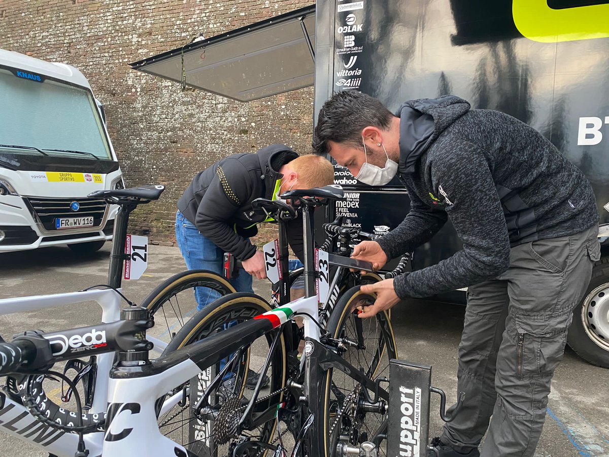 CipolliniTeam's tweet photo. #StradeBianche work in progress, before the start, the details that make the difference.
#IamAle #Alecycling #AleBTCLjubljana #Yellowfluorange #rudyproject #prologo #wahoo #Raceone #MCipolliniPassion #DMT #oblak #sitip #windtex #uniorbiketools #csfinox https://t.co/NXVmSxMVfg