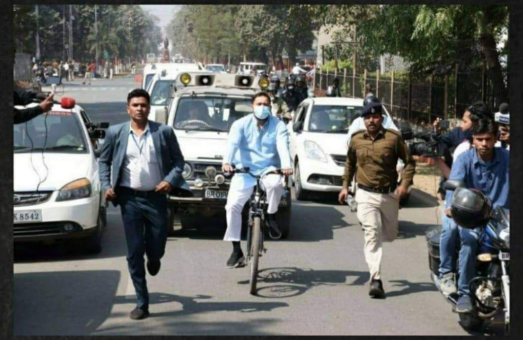 7mpiyush's tweet photo. जो साईकल चला रहा है उसकी पढ़ाई लिखाई का पता नही, लेकिन जो आजू बाजू दौड़ रहे हैं वो IAS IPS है,
कभी कभी लगता है आचार डाल दें इस सिस्टम का..😏
#PiyushShrivastava https://t.co/MQpn0t3xIg
