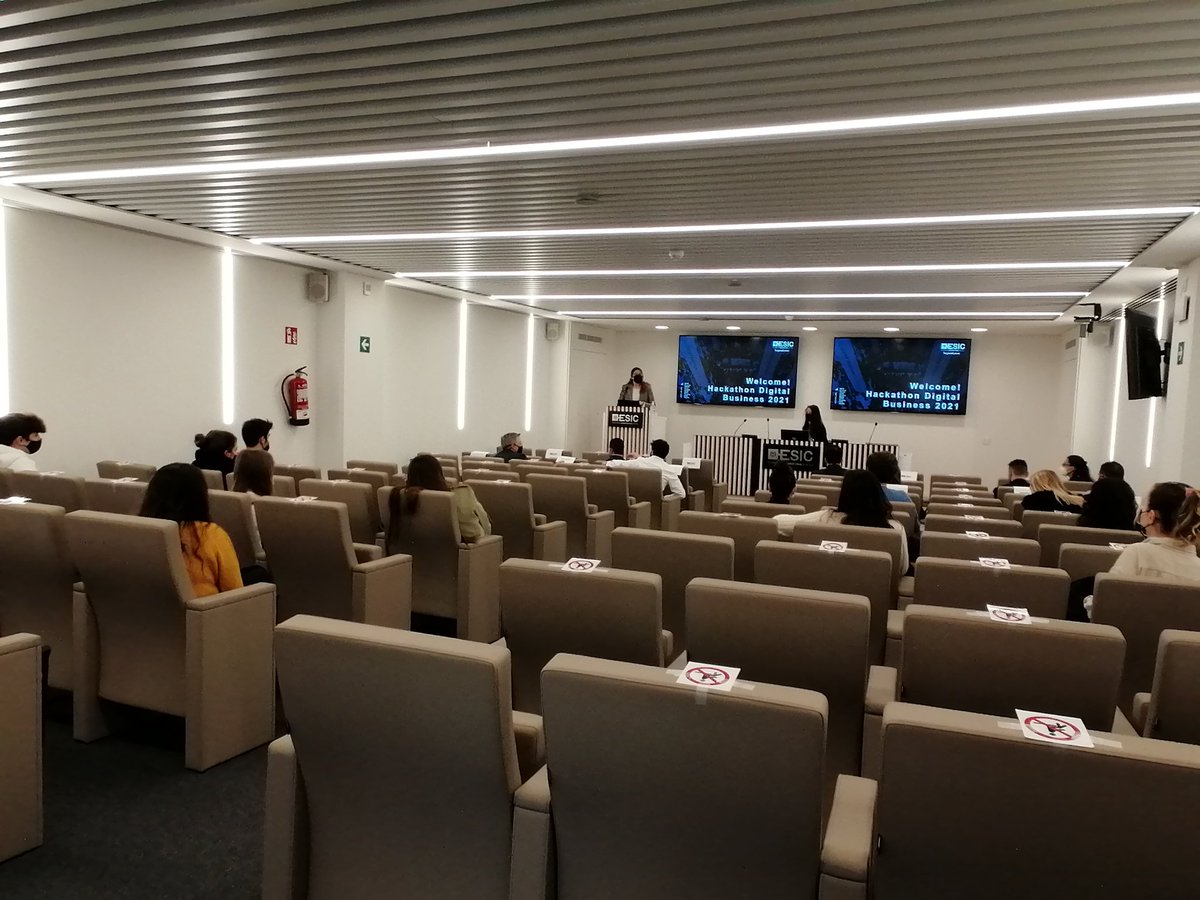 ESICBarcelona's tweet photo. 📍 Mar Puchau, Directora Acadèmica del Campus Universitari d’#ESICBCN, inaugura el #HackathonDigital donant la benvinguda als estudiants i les empreses que participen en aquesta edició, centrada en trobar noves oportunitats dins de tres sectors fortament impactats per la Covid. https://t.co/FlE7tXXyjn