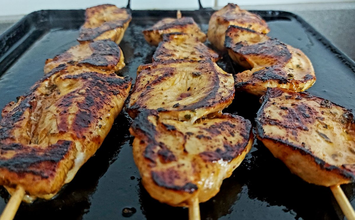 comocomodiadia's tweet photo. #pinchosdepollo caseros en su marinada ... #aove, #vinagre, #mostaza, #pimenton, #comino, #oregano, #miel, #sal ... #guisoyo #comocomodiadia ... desde que los preparo en casa ni me planteo comprarlos ya hechos ... 😋😋 https://t.co/jrAXQ8ixiP