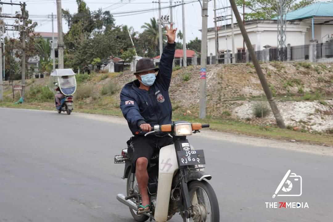 The74Media2019's tweet photo. Two girls who participated in today's #anticoup protest in #myitkyina were arbitrarily detained by the armed forces. Their latest situation unknown.

#WhatsHappeningInMyanmar
#SaveMyanmar
#KachinState
#AntiCoupProtest
#RejectMyanmarMilitaryCoup https://t.co/t0NeOsi811