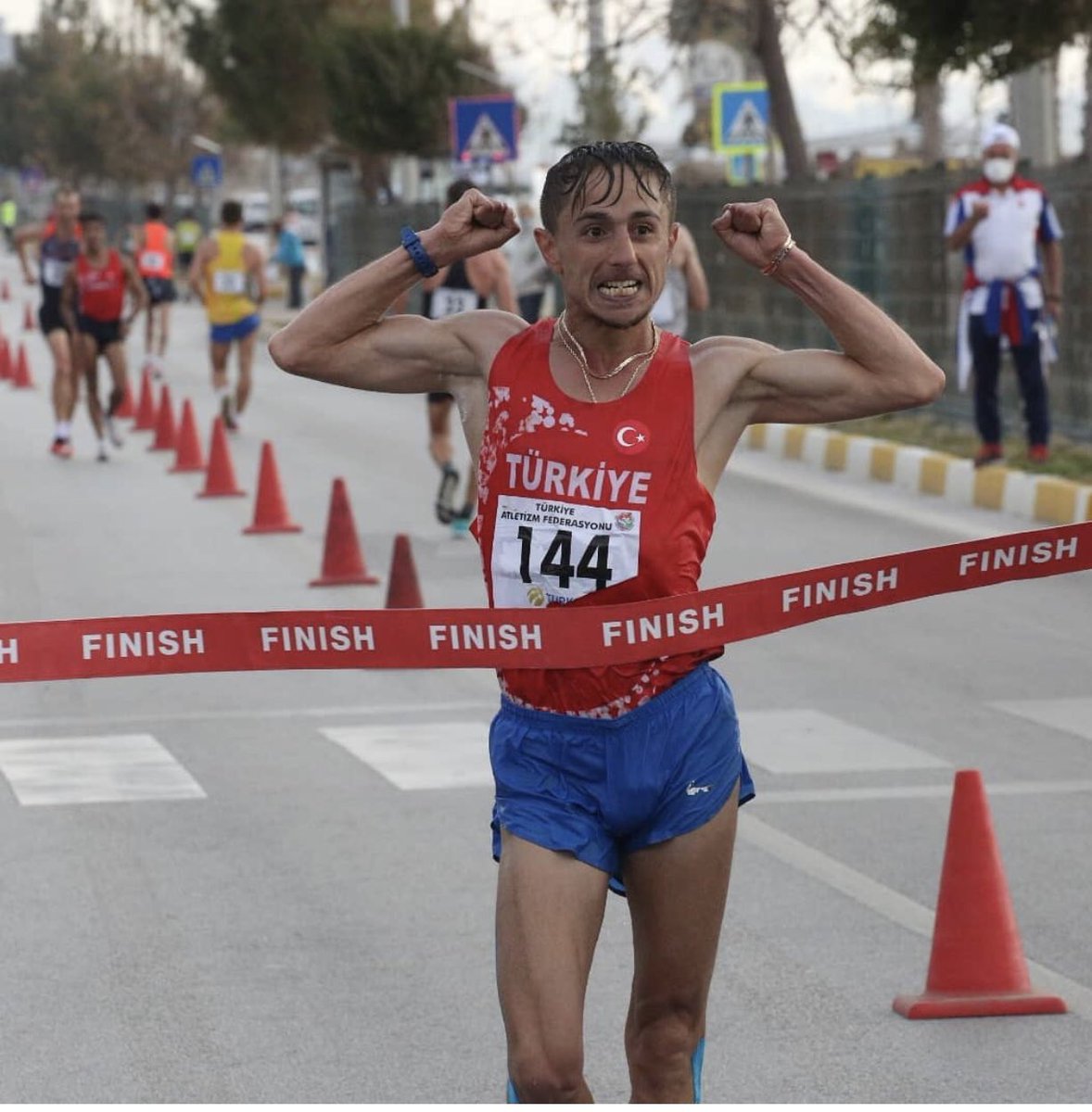 Antalya’da yapılan Türkiye Yürüyüş Şampiyonası’nda, Salih Korkmaz 20km’de gerçekleştirdiği 1:18.42’lik derecesiyle kendisine ait Türkiye Büyükler rekorunu yeniledi. Tebrikler Salih 👏🏽👏🏽👏🏽 @AtletizmTAF  <a href="/EnkaSpor/">ENKA Spor Kulübü / ENKA Sports Club /</a>