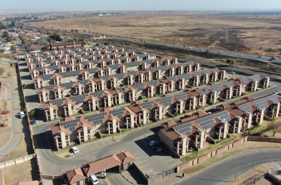 SANS10400's tweet photo. #CommunityMicroGrid with #BlockChain 
- 216 houses with 500 kW #RoofTopSolar &amp; 672 kWh of battery. Solar output uses a tokenised medium of value exchange

When Boksburg go big on blockchain then you know #DER  is so very, very real ‼️ https://t.co/tWTKLTENuy