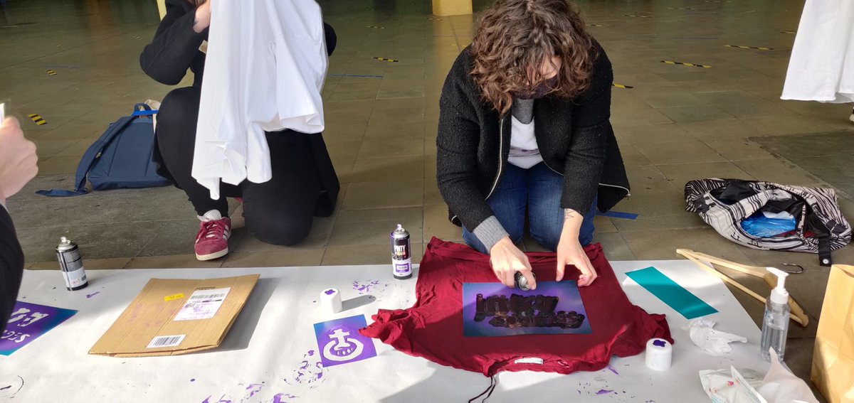 maristasourense's tweet photo. Porque #SeguimosAquí, hemos serigrafiado nuestras camisetas para visibilizar el próximo lunes #8M2021  nuestro apoyo al #Diadelamujer https://t.co/JYXj9UkZSg
