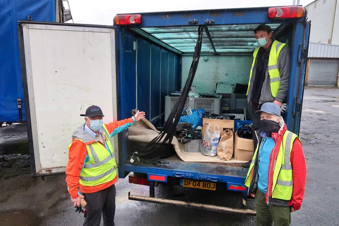 ClitheroeRotary's tweet image. 36 laptops, 52 desktops, 20 screens, 15 keyboards, telephones, headphones, projectors &amp;amp; classroom presentation equipment, cables and peripherals - collected by @itschoolsafrica - not a bad morning's work! Thank you to all those who have donated unloved IT!