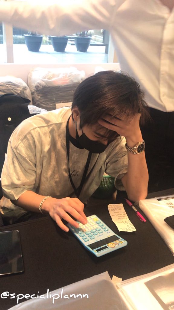 expensiveplan's tweet photo. #2wish represent my two moods at school. https://t.co/opw9E2EfuW